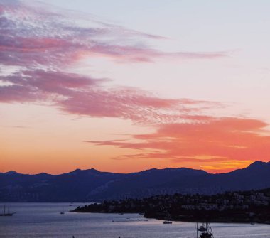 Akdeniz 'deki deniz manzarası ve dağlar gün batımında, yaz tatili seyahatleri ve tatil beldeleri