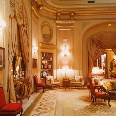 İspanya 'nın Barselona şehrinde beş yıldızlı El Palace otelinin lüks iç tasarımı.