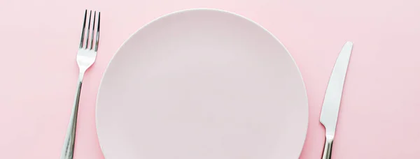 Leere Teller und Besteck als Mockup-Set auf rosa Hintergrund, Top-Geschirr für Cheftischdekor und Menümarke — Stockfoto
