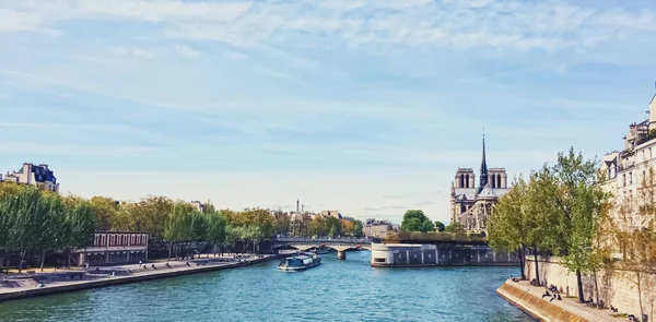 Banche della Senna, edifici storici e architettura classica a Parigi, Francia — Foto Stock