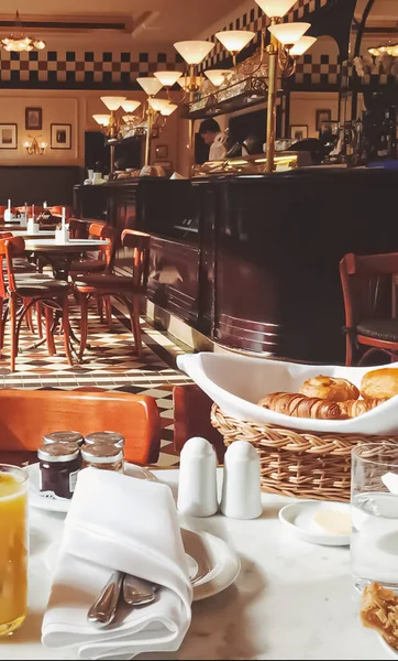 Desayuno en una cafetería de lujo, diseño de interiores clásico — Foto de Stock
