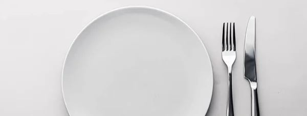Piatto e posate vuoti come set mockup su sfondo bianco, stoviglie top per arredamento tavola chef e branding menu — Foto Stock