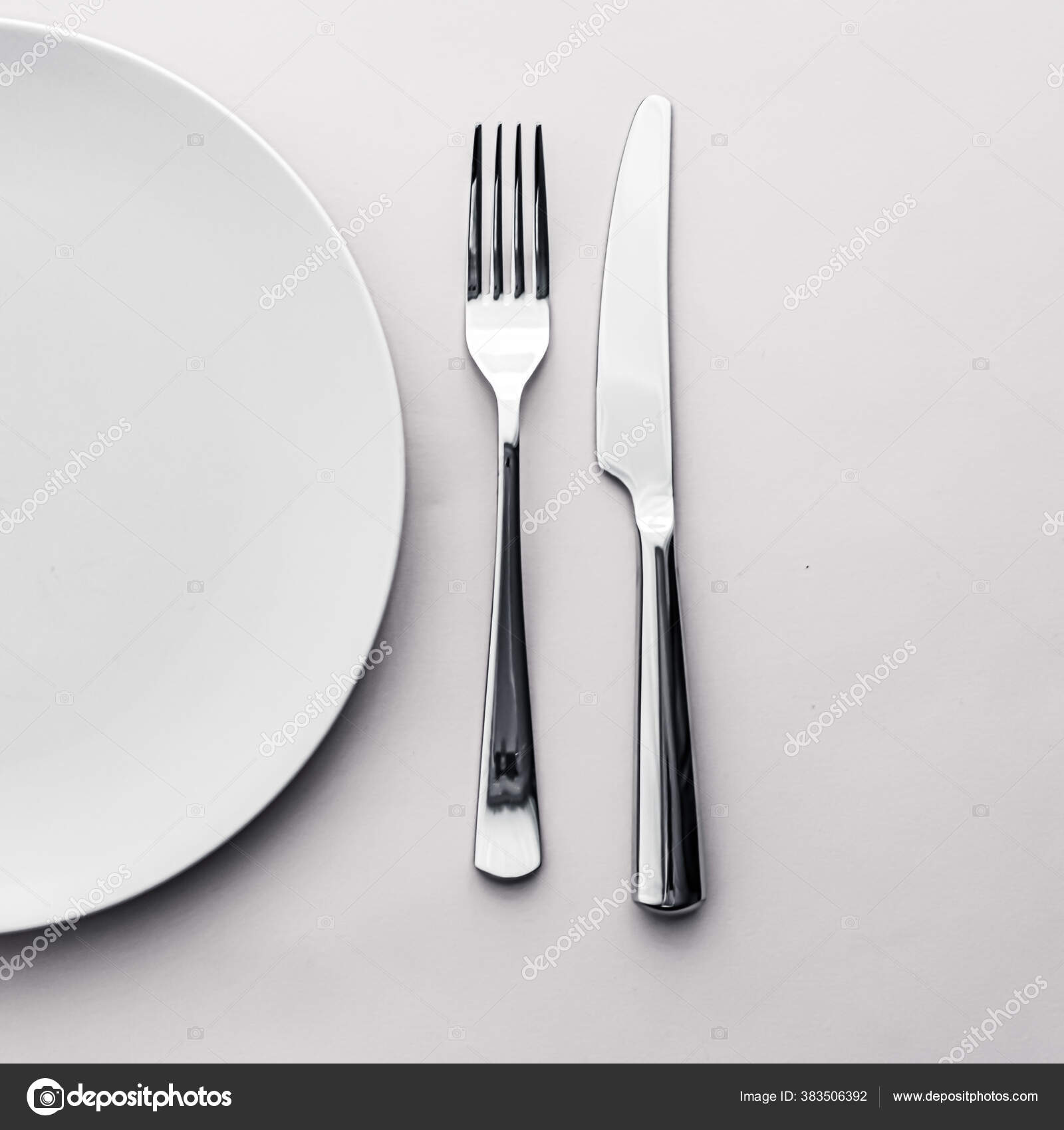 Piring Kosong Dan Alat Pemotong Sebagai Perlengkapan Yang Dipasang Pada Latar Belakang Putih Perlengkapan Meja Atas Untuk Dekorasi Meja Koki Dan Merek Menu Stok Foto C Anneleven 383506392