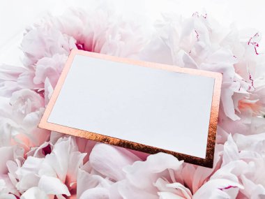 Gösterişli kartvizit veya davetiye modeli ve bir buket şakayık çiçeği, düğün ve olay damgası