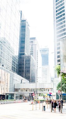 Şehir merkezinde modern ofis binaları ve lüks alışveriş caddesi