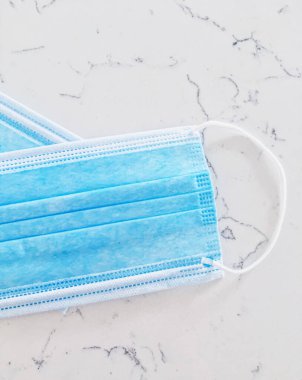 Koronavirüs salgını sırasında enfeksiyonu önlemek için cerrahi yüz maskeleri