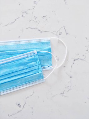 Koronavirüs salgını sırasında enfeksiyonu önlemek için cerrahi yüz maskeleri