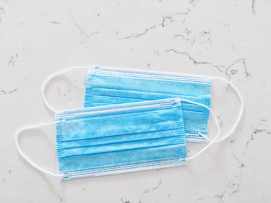 Koronavirüs salgını sırasında enfeksiyonu önlemek için cerrahi yüz maskeleri