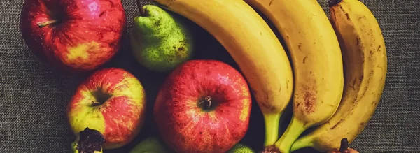 Apel organik, pir dan pisang pada latar belakang linen pedesaan — Stok Foto