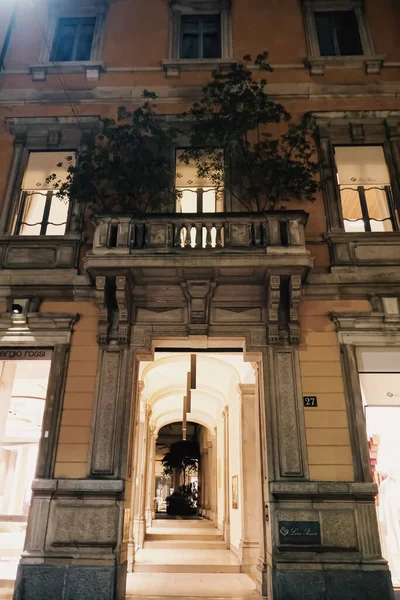 Historical buildings, stores and boutique shops on Via Montenapoleone street in Milan at night, luxury shopping street — Stock Photo, Image