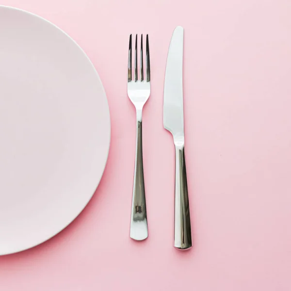 Leere Teller und Besteck als Mockup-Set auf rosa Hintergrund, Top-Geschirr für Cheftischdekor und Menümarke — Stockfoto