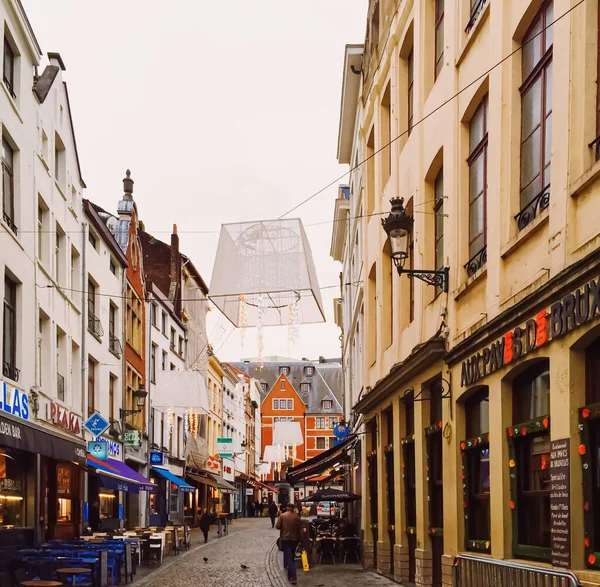 La plaza Grand Place en Bruselas, la capital de Bélgica, famoso hito histórico — Foto de Stock