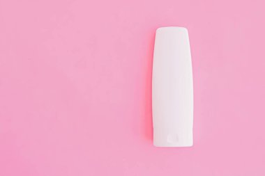 Pembe arka planda nemlendirici el kremi veya vücut losyonu, güzellik ürünü ve cilt bakım ürünleri