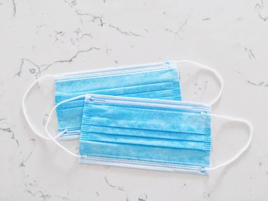 Koronavirüs salgını sırasında enfeksiyonu önlemek için cerrahi yüz maskeleri