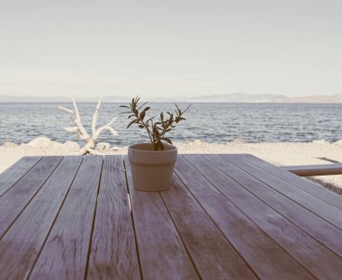 Ege Denizi kıyısındaki boş bir restoran ve gemi, seyahat ve doğa.