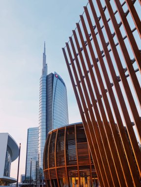 Kuzey İtalya 'nın Lombardiya bölgesinde Milano şehir merkezindeki modern binalar, çağdaş Avrupa mimarisi