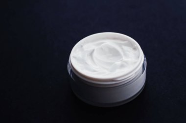 Yüz kremi nemlendirici, lüks cilt bakımı ve yaşlanma karşıtı kozmetik ürünler, minimal tasarım ve marka