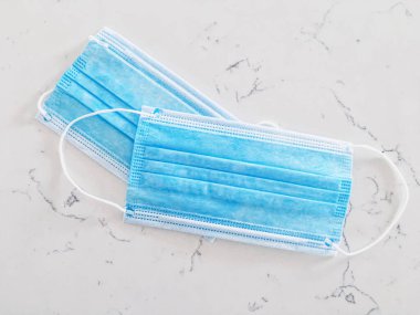 Koronavirüs salgını sırasında enfeksiyonu önlemek için cerrahi yüz maskeleri