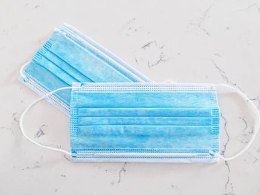 Koronavirüs salgını sırasında enfeksiyonu önlemek için cerrahi yüz maskeleri