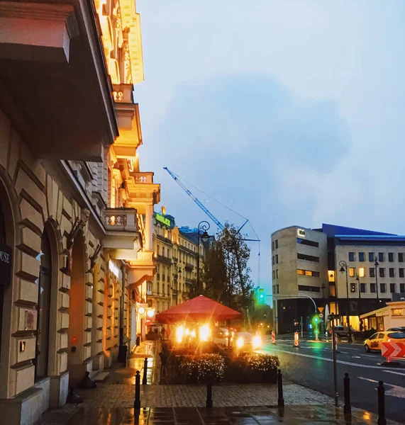 Rue principale du centre-ville dans la soirée — Photo
