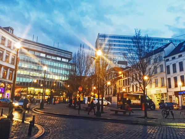 Ruas de Bruxelas, a capital da Bélgica, arquitetura europeia e edifícios históricos à noite — Fotografia de Stock