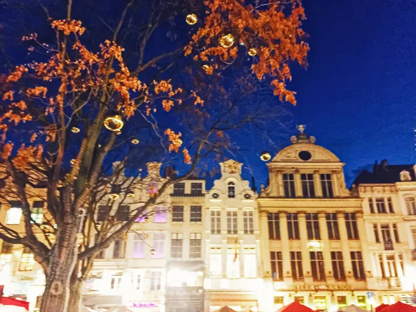 Ruas de Bruxelas, a capital da Bélgica, arquitetura europeia e edifícios históricos à noite — Fotografia de Stock