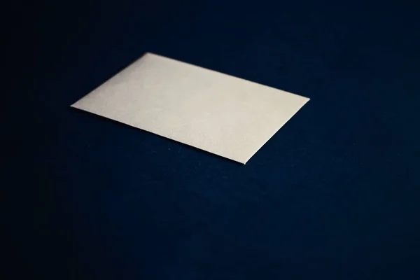 Tarjeta de papel beige en blanco sobre fondo azul, maqueta de identidad de marca de negocios y de lujo — Foto de Stock