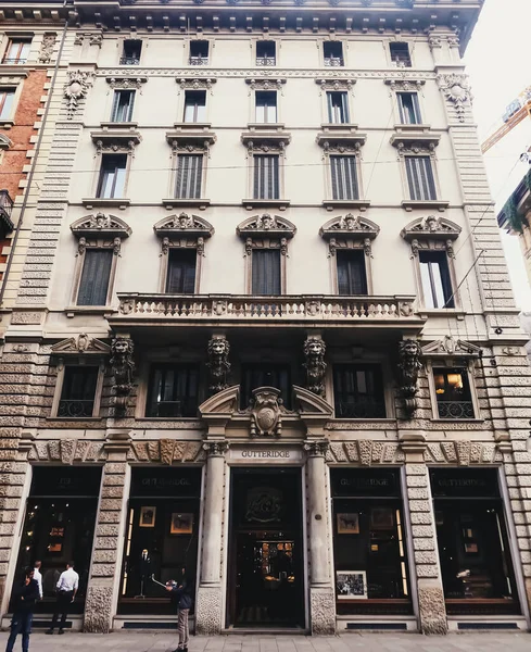 Classic European architecture and historical buildings on the city center streets of Milan in Lombardy region in Northern Italy — Stock Photo, Image