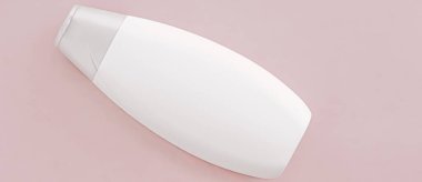 Pembe arka planda boş etiket şampuan şişesi veya duş jeli, güzellik ürünü ve vücut bakım ürünleri