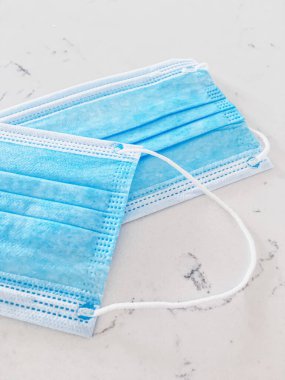 Koronavirüs salgını sırasında enfeksiyonu önlemek için cerrahi yüz maskeleri