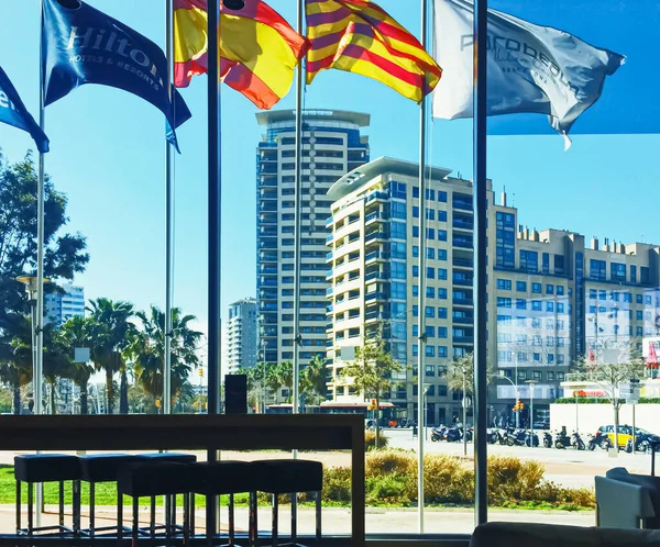 Moderna byggnader och centrum gatan i Barcelona i Spanien — Stockfoto