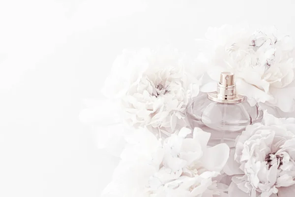 Schicke Duftflasche als luxuriöses Parfümprodukt auf dem Hintergrund von Pfingstrosenblüten, Parfumwerbung und Beauty Branding — Stockfoto