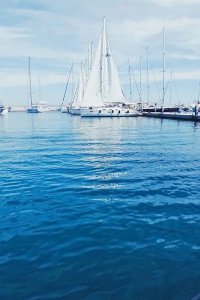 Yachten und Boote im Hafen an der Mittelmeerküste, Reisen und Freizeit — Stockfoto