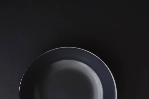 Lege borden op zwarte achtergrond, premium servies voor vakantiediner, minimalistisch design en dieet — Stockfoto