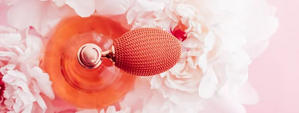 Vintage doftflaska som luxe parfym produkt på bakgrund av pion blommor, parfum annons och skönhet branding — Stockfoto