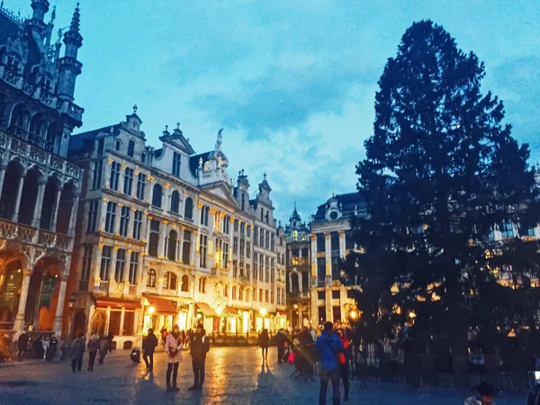 Calles de Bruselas, la capital de Bélgica, arquitectura europea y edificios históricos por la noche — Foto de Stock