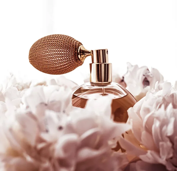 Parfümflasche als Vintage-Parfümprodukt auf Hintergrund von Pfingstrosenblüten, Parfumwerbung und Beauty-Branding — Stockfoto