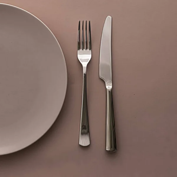 Leere Teller und Besteck als Mockup-Set auf braunem Hintergrund, Top-Geschirr für Cheftischdekor und Menü-Branding — Stockfoto