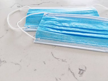 Koronavirüs salgını sırasında enfeksiyonu önlemek için cerrahi yüz maskeleri