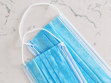 Koronavirüs salgını sırasında enfeksiyonu önlemek için cerrahi yüz maskeleri