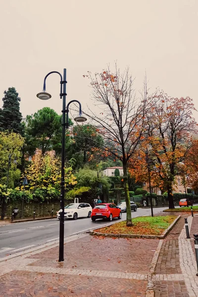 Edifícios residenciais e jardins nas ruas de Milão, no norte da Itália, arquitetura europeia clássica e histórica na região da Lombardia — Fotografia de Stock