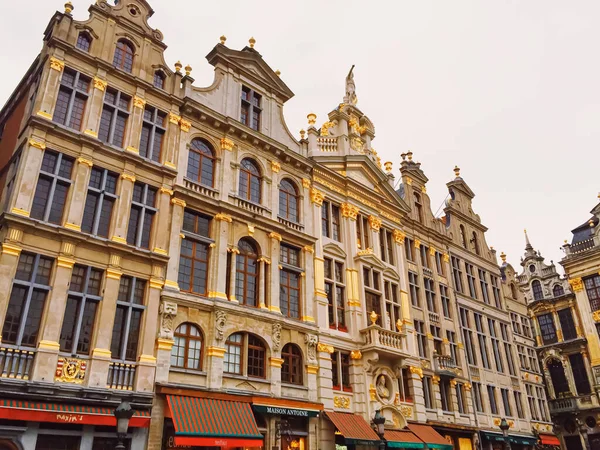 La plaza Grand Place en Bruselas, la capital de Bélgica, famoso hito histórico — Foto de Stock