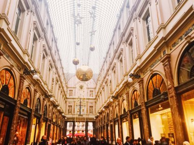 Brüksel 'deki Kraliyet Saint-Hubert Galerileri, Belçika' nın başkenti, ünlü tarihi eser ve lüks alışveriş merkezi.