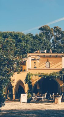 Açık havada boş yerel bir restoran.