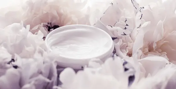 Luxe kozmetikai krém üveg, mint anti aging bőr rutin termék háttér bazsarózsa virágok, test hidratáló és szépség márka — Stock Fotó