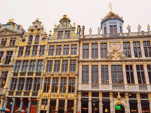 La plaza Grand Place en Bruselas, la capital de Bélgica, famoso hito histórico — Foto de Stock