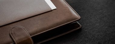 Çantalı ve kartvizitli ofis masası, finans ve ekonomi