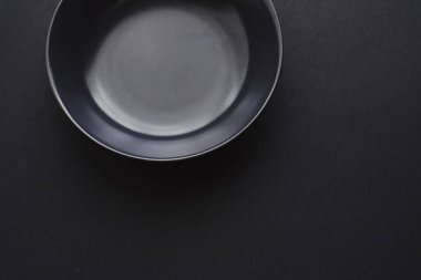 Siyah arka planda boş tabaklar, bayram yemeği için kaliteli bulaşık takımı, minimal tasarım ve diyet