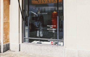 İsviçre 'nin Zürih kentindeki Bahnhofstrasse' de lüks bir butik mağazası. Şehir merkezindeki ana cadde.