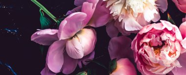 Çiçek olarak pembe şakayık çiçekleri, bitki örtüsü ve lüks markalaşma.